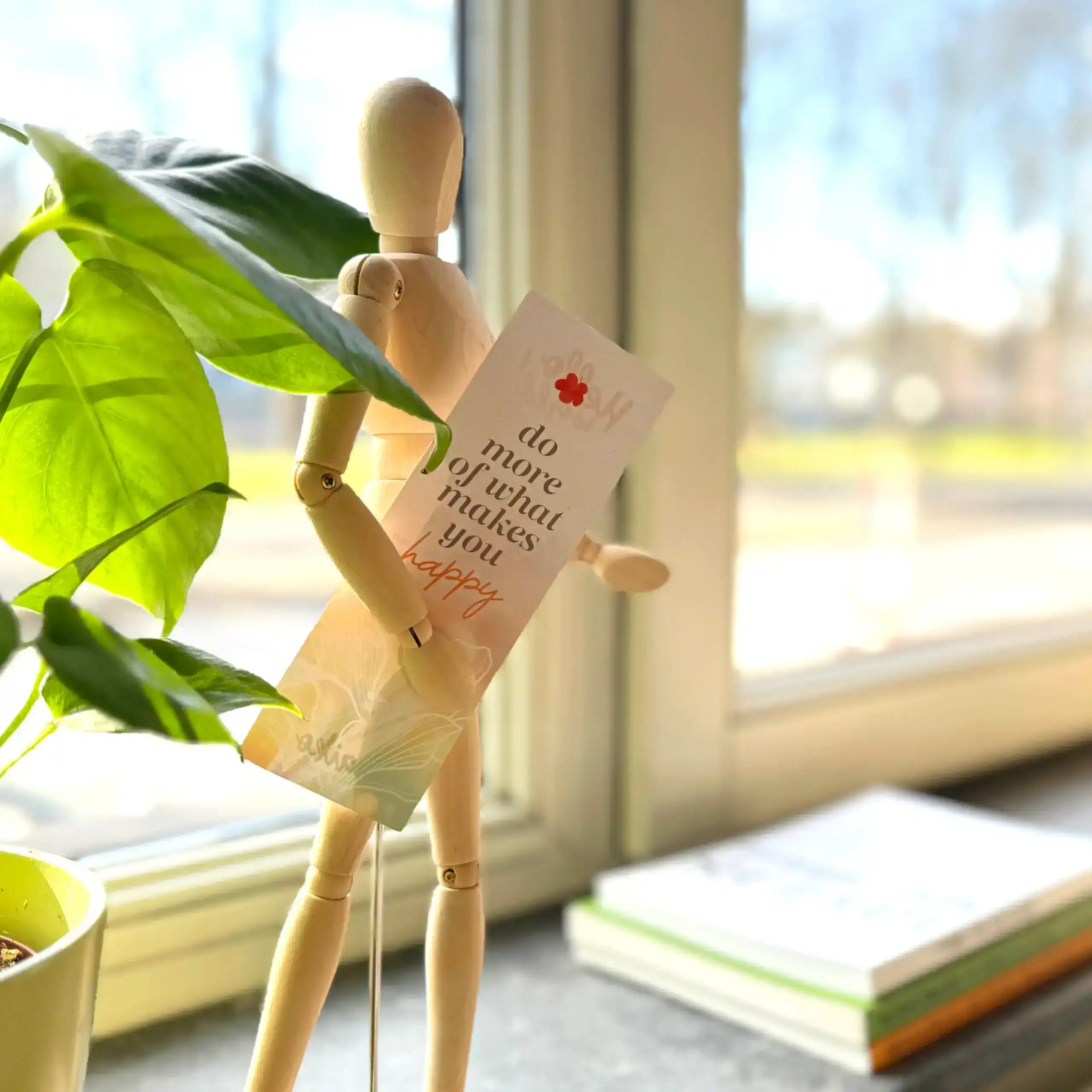 Photo - Mannequin en bois avec carton Maiko Studio - Canopy Workspace